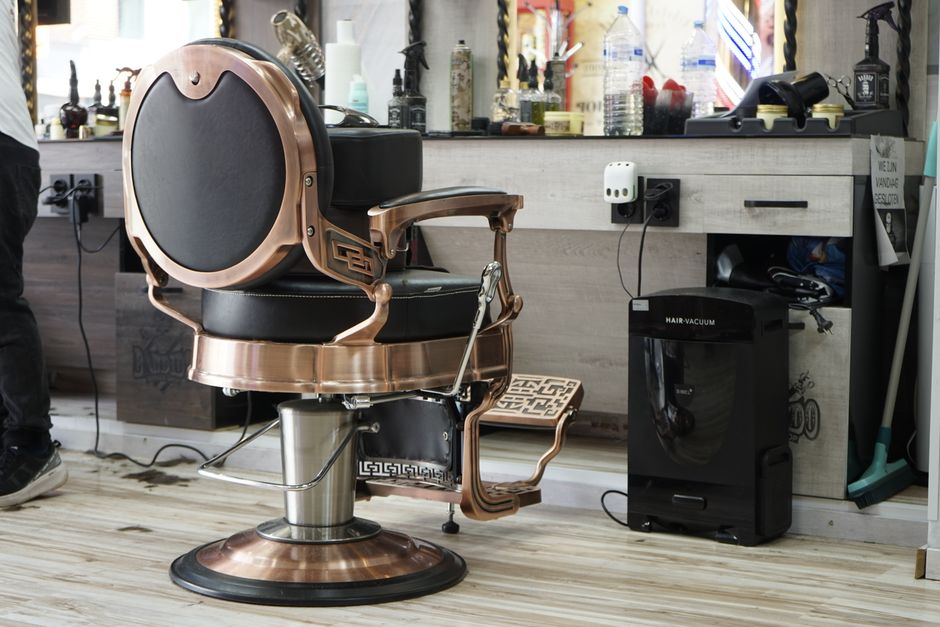 Interiér barbershopu Vousario, dřevo a kůže