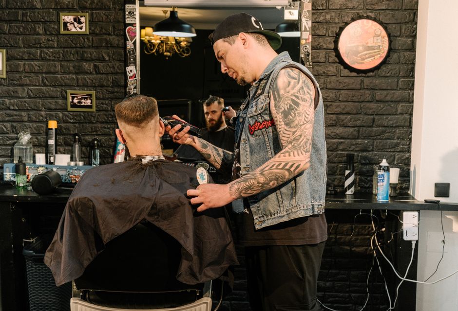 Barber Vousario při práci s klientem