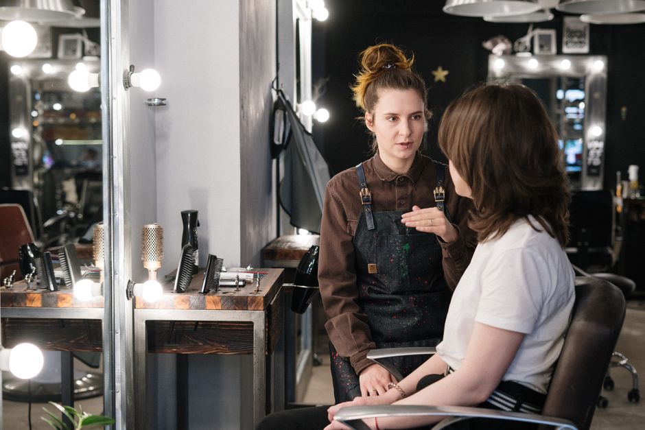 Barber konzultuje střih s klientem