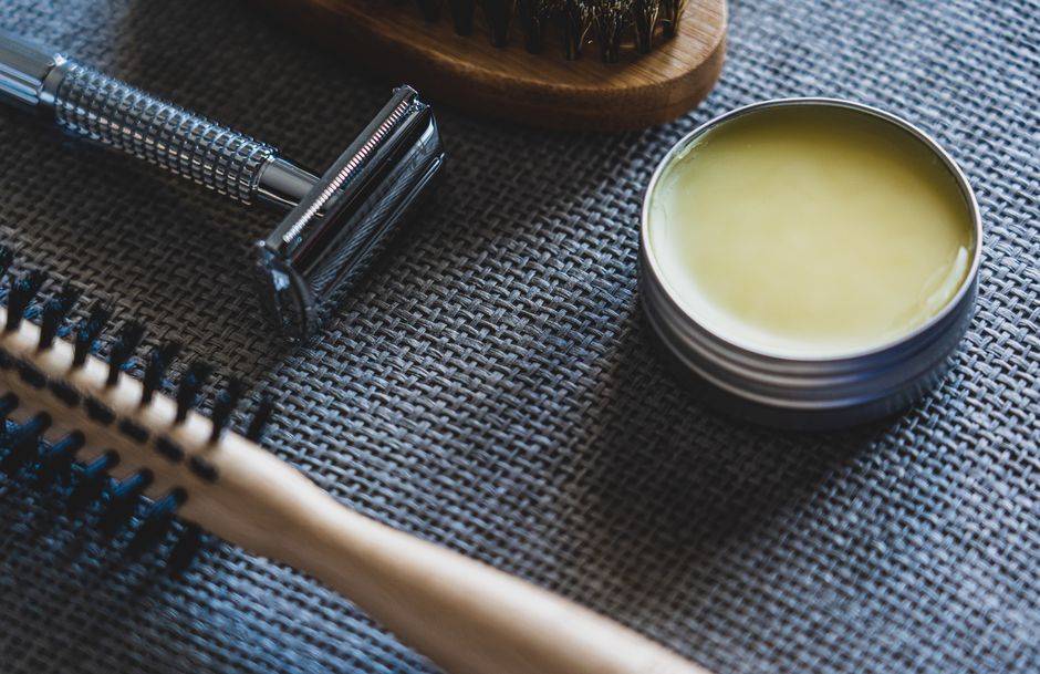 Stylingové produkty na pultu barbershopu