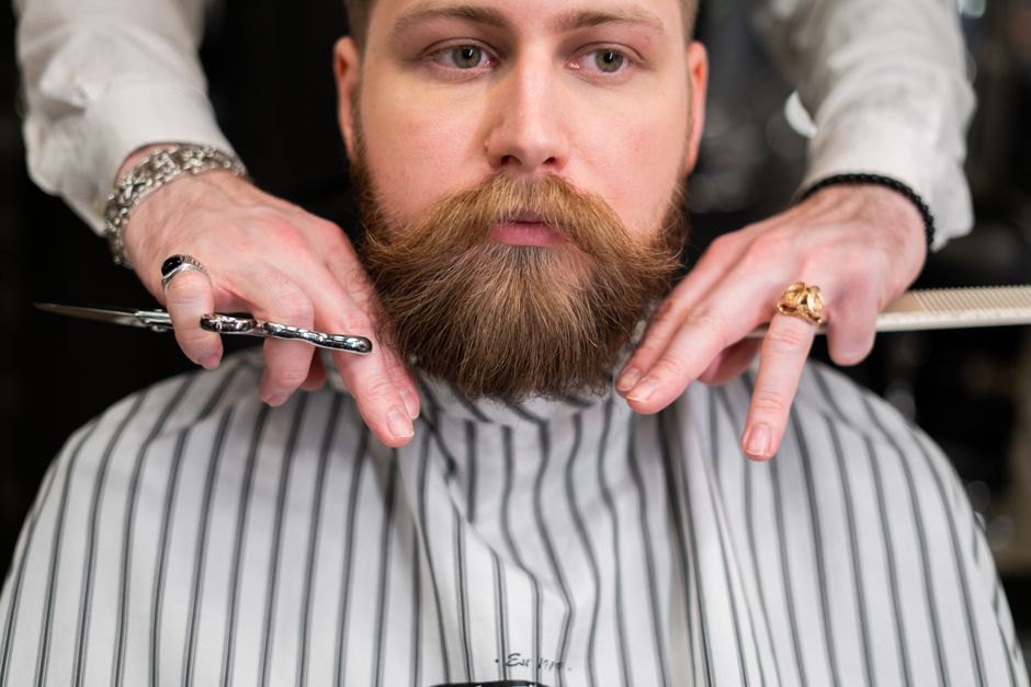 Práce barbera Vousario: úprava plnovousu