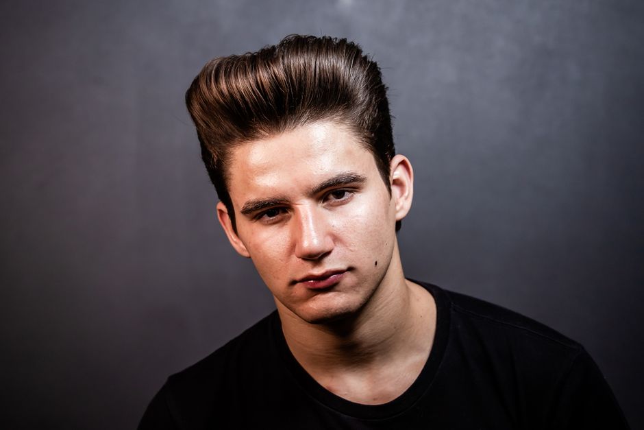 Práce barbera Vousario: pompadour styling