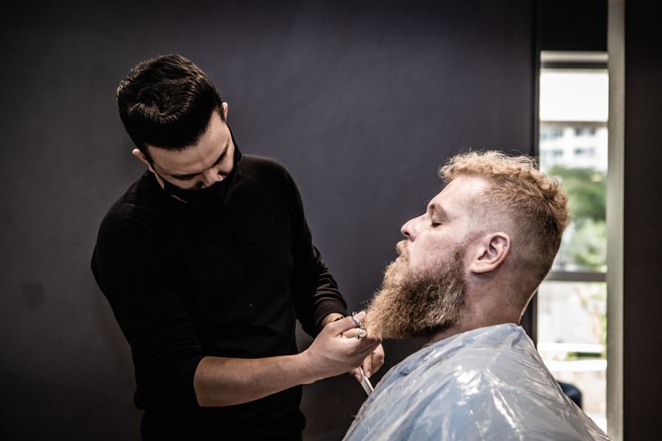 Práce barbera Vousario: knír a vousy