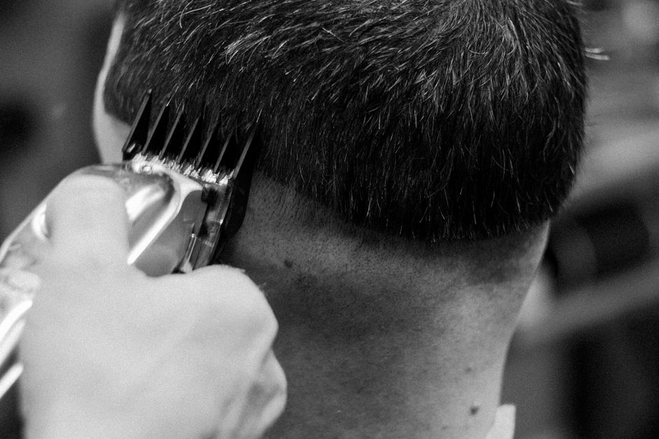 Práce barbera Vousario: buzz cut