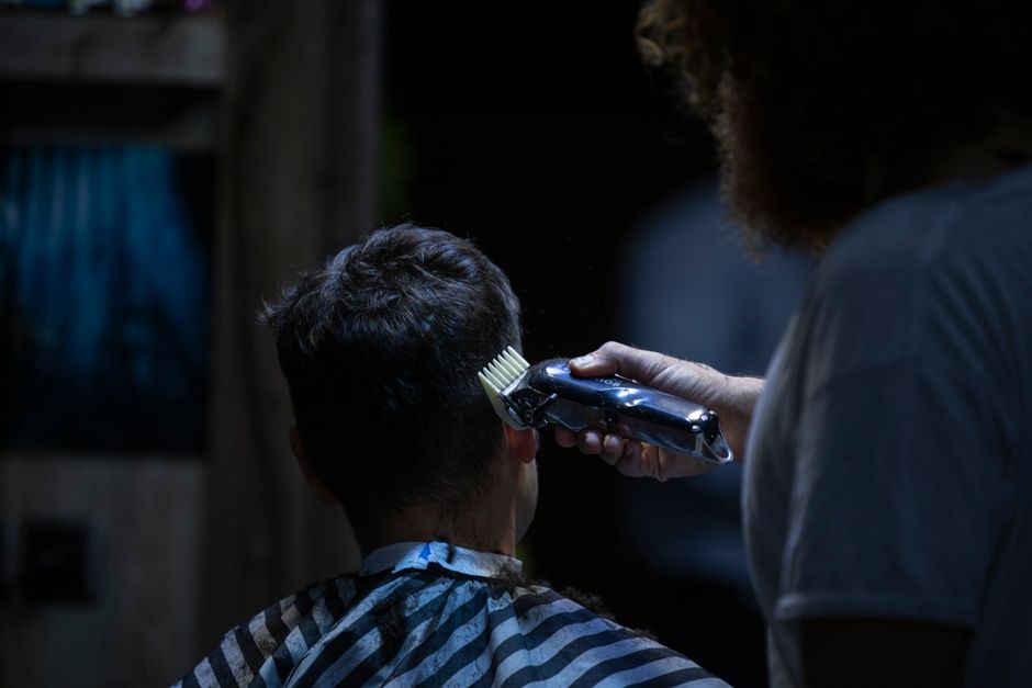 Barber Vousario při práci v akci